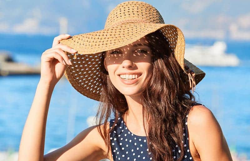 Khuyến khích mọi người ra đường nên đội nón tránh ảnh hưởng tóc và cả sức khỏe