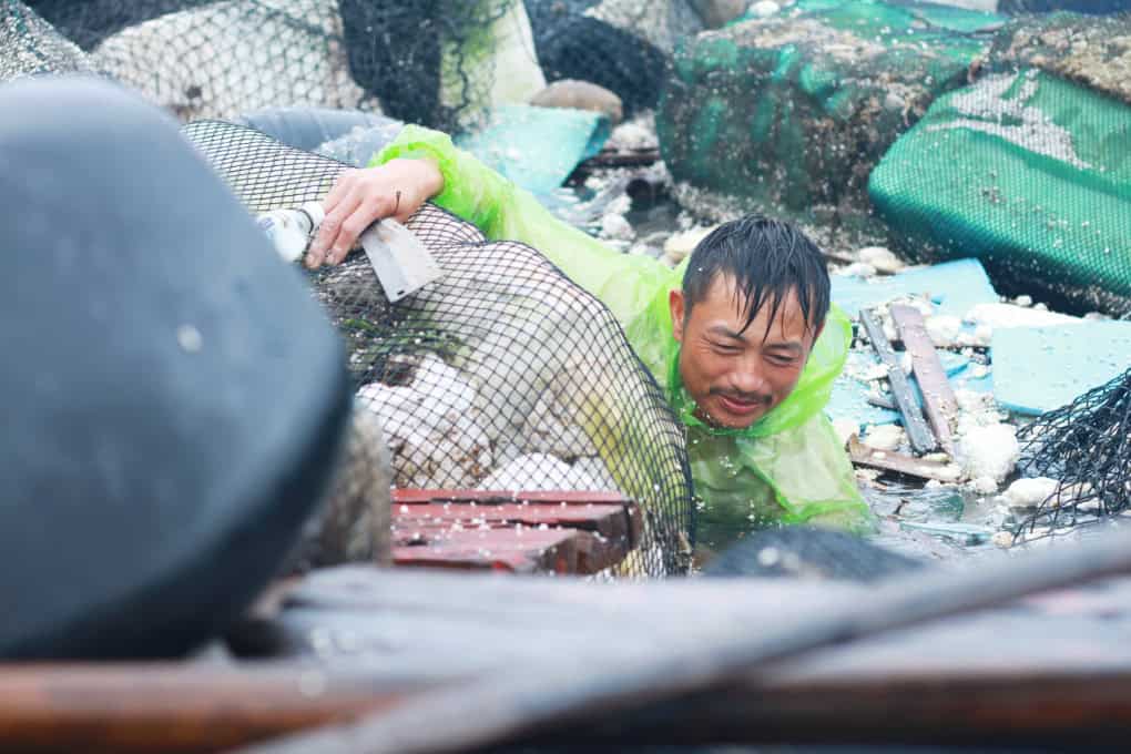 Anh Hiệp đang mò tìm các cây gỗ có thể sử dụng được tại khu vực Cửa Ông, chiều 10/9